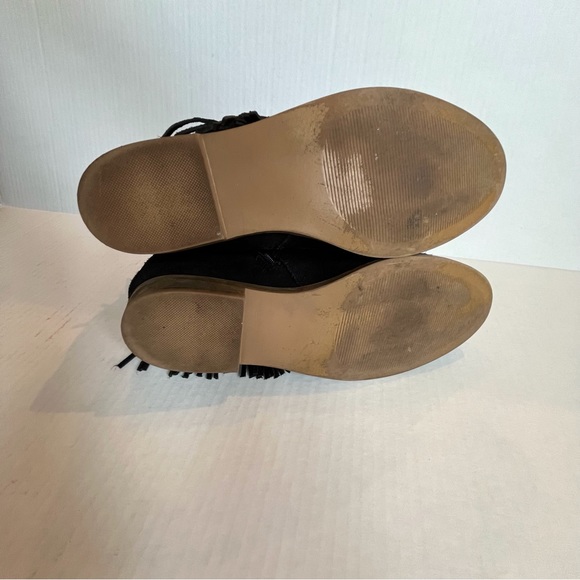 Mudd hidden wedge fringe black suede ankle boot / bootie with easy zipper - Picture 7 of 10